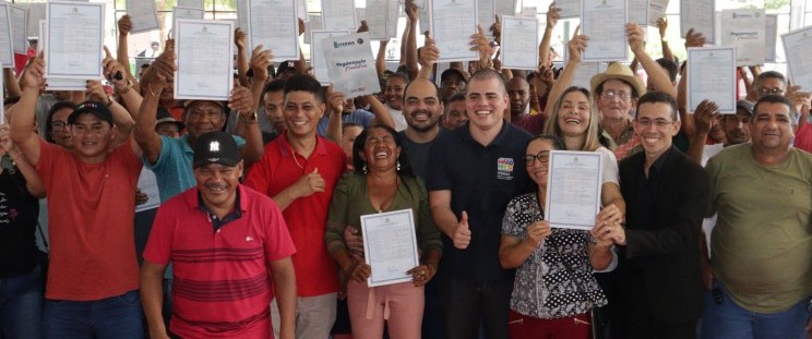 - Entrega de títulos de terra (Foto: Divulgação)